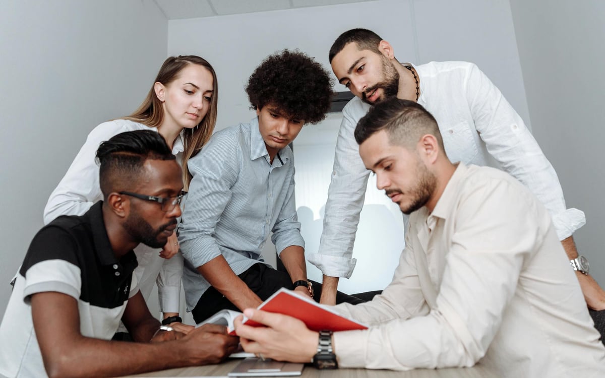 Equipe colaborando em projeto digital