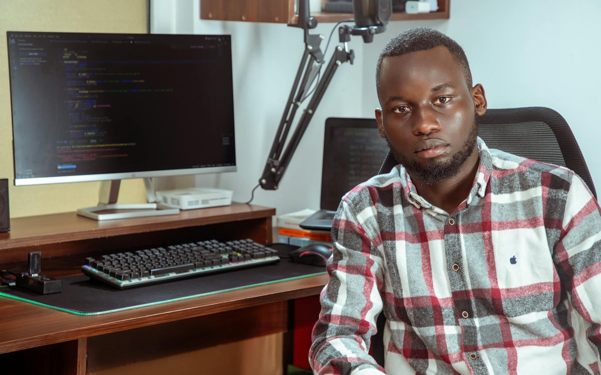 Desenvolvedor trabalhando em código e arquitetura