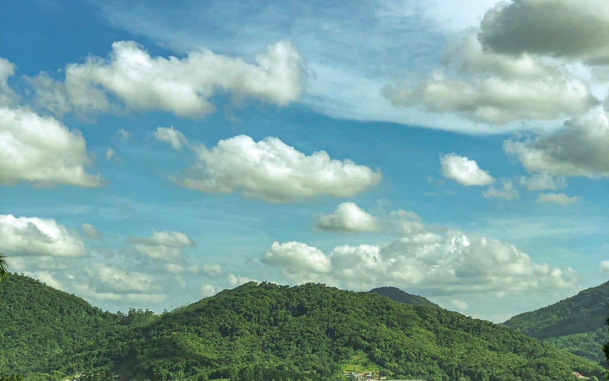 Paisagem de serra e trabalho remoto